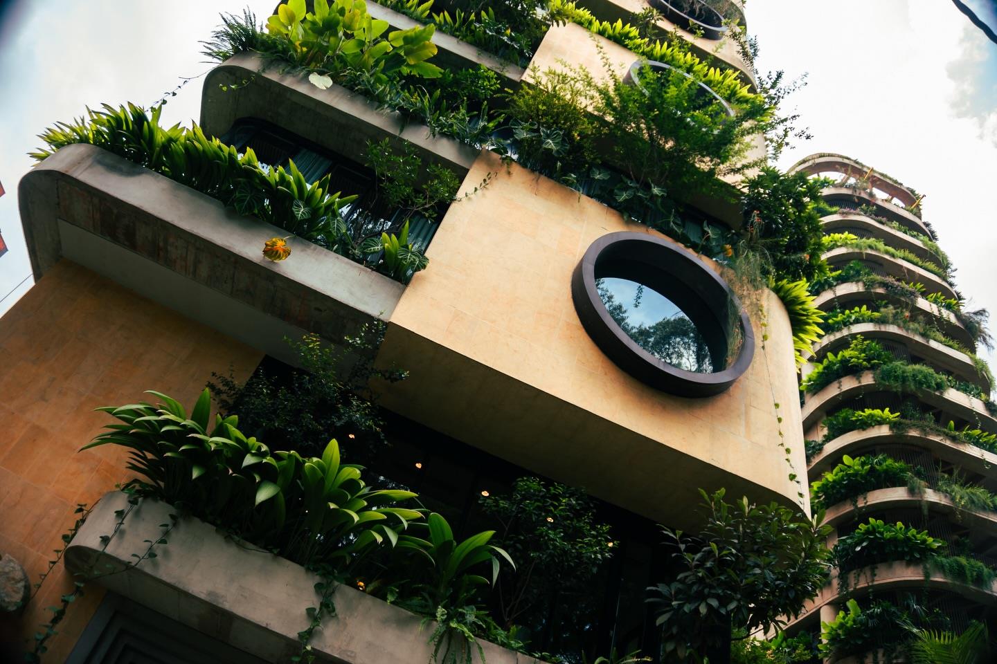 Fachada de 23 Hotel cubierta de jardines colgantes