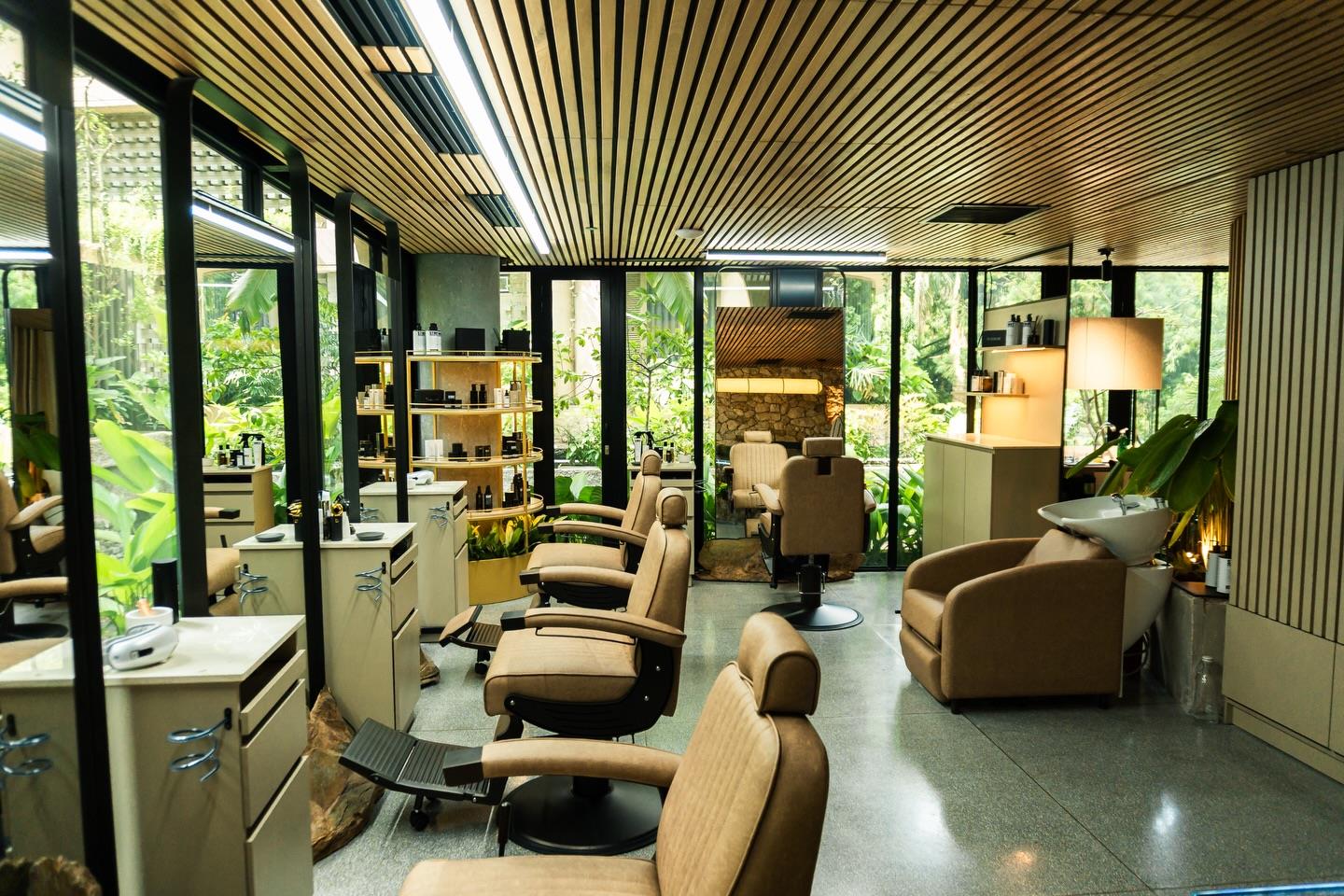 Salón principal con sillas de cuero y ventanales al jardín