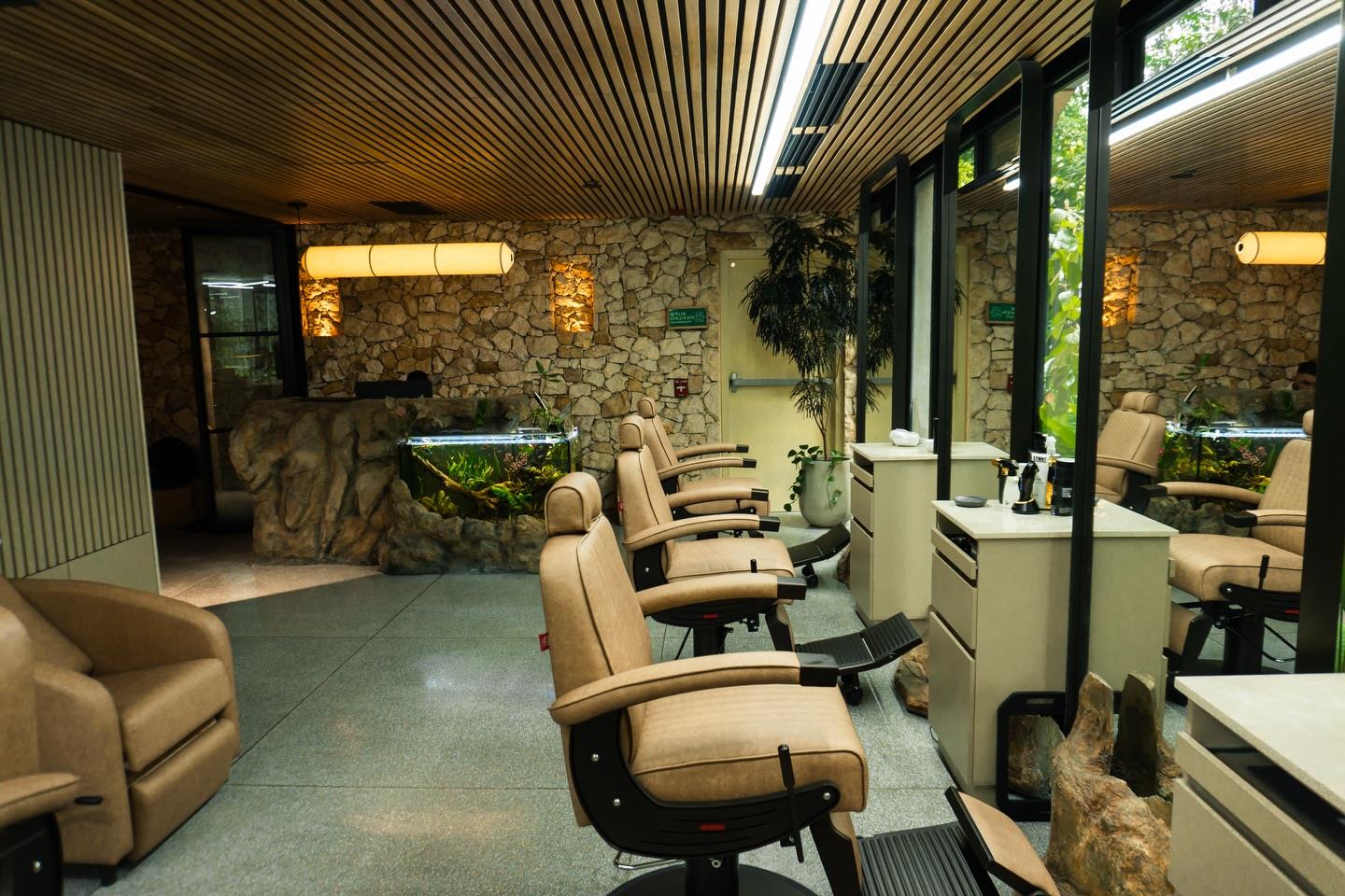 Fila de sillas de barbero en cuero